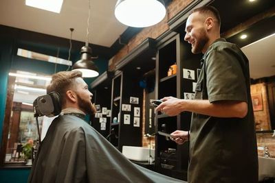 油頭熱潮漸散，BarberShop為何逆勢擴張？理發(fā)服務的價值回歸與體驗升級