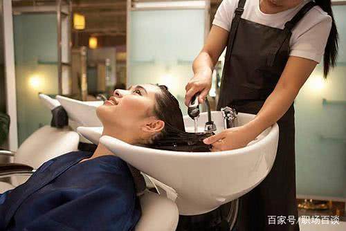 理發店的洗頭小妹越來越少，為何她們都不愿干了？原因很現實