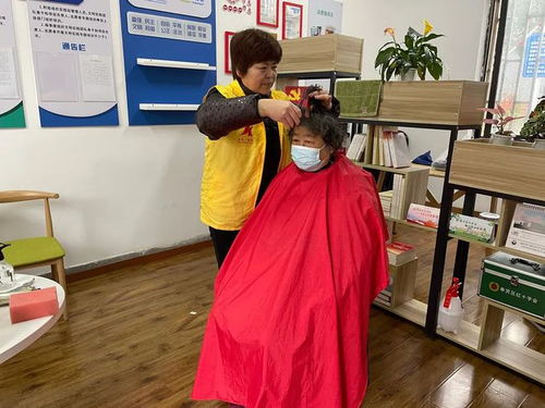 奉賢西渡街道為老人提供上門理發服務 便民服務不止于“二月二”，全年常態化為夕陽添暖陽